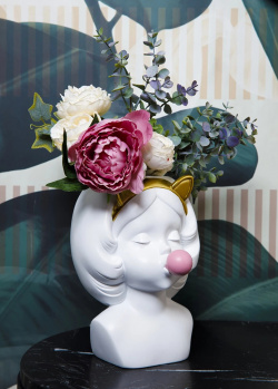 Белая ваза Fourline Design в виде девочки со жвачкой маленькая, фото